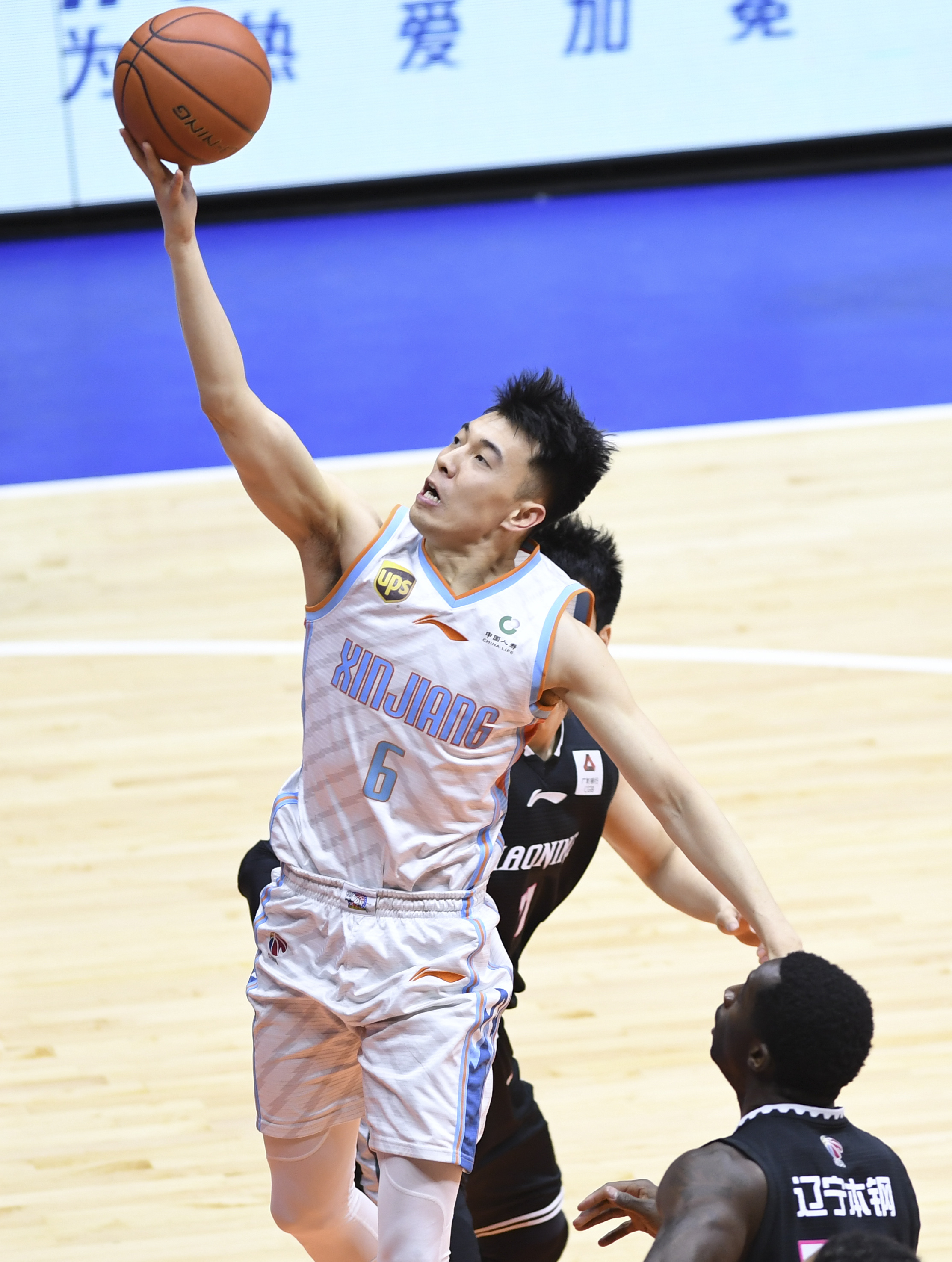 乐动平台- 炮灰助攻又被主角团告白了 