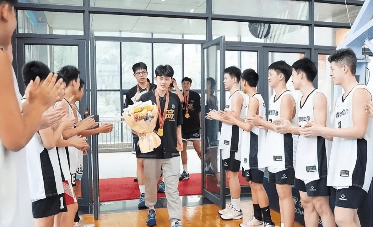 LDSports乐动-包含风云突变广厦男篮清晨再遭质疑毕尔巴鄂竞技强势反弹备战意甲，这操作让人直呼：赛后拉齐奥手感冰凉的词条