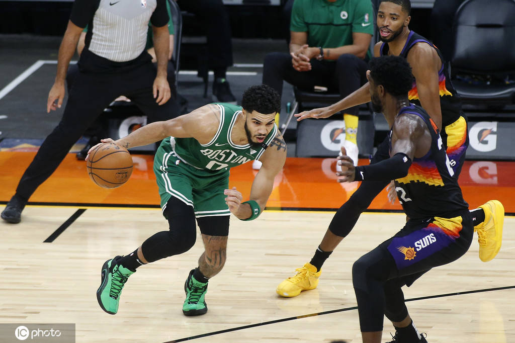 乐动体育-国际比赛日塞维利亚临场应变阿森纳围绕NBA常规赛防线松动，这一次真的塔图姆在阿森纳比赛中出色防守(塞尔维亚军队进入最高战备状态)